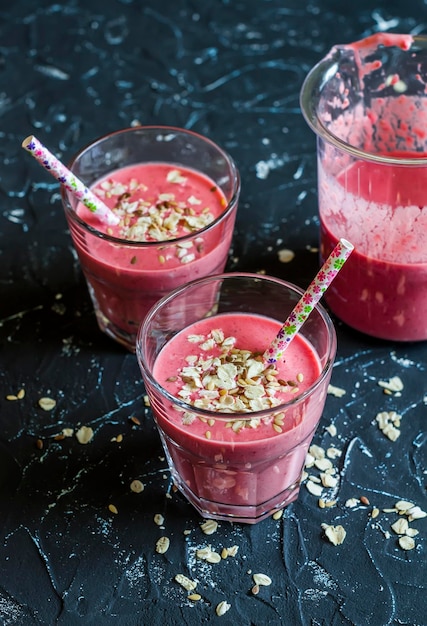 Frullato di frutti di bosco con fragole, avena e semi di lino Bevanda energetica salutare