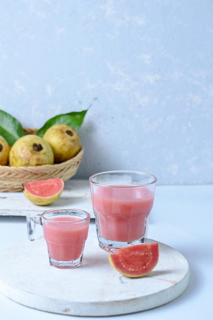 frullato di guava o succo di guava su sfondo bianco vetro