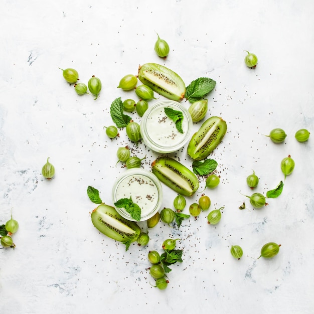 Frullato di kiwi all'uva spina o frullato con semi di chia Posto grigio per il testo