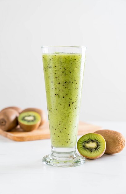 Frullato di kiwi fresco sano in vetro