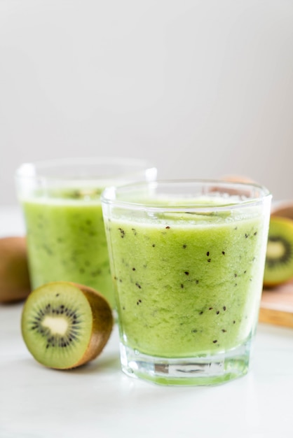 Frullato di kiwi fresco sano in vetro