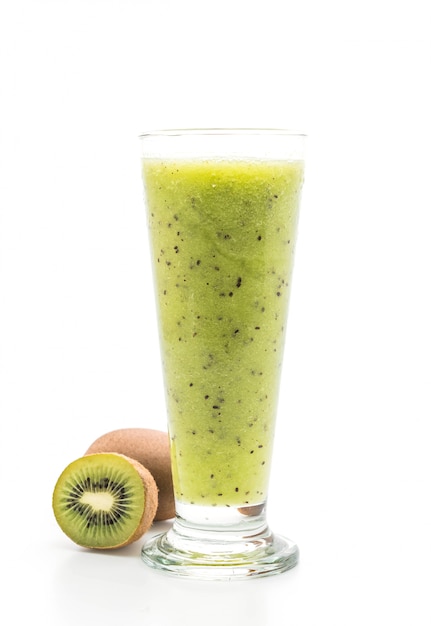 frullato di kiwi su sfondo bianco