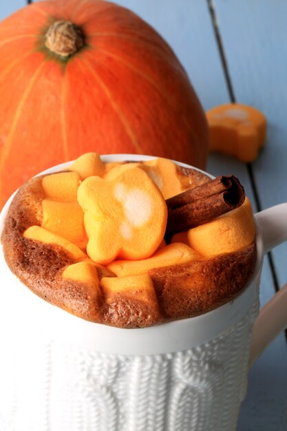 Frullato di latte speziato di zucca con bevanda calda marshmallow autunno inverno