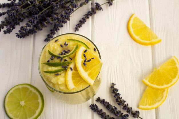 Frullato di limone e lavanda sullo sfondo di legno biancoVista dall'alto