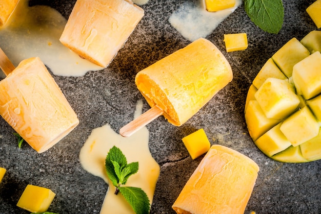 Frullato di mango congelato, con foglie di menta e frutta fresca di mango