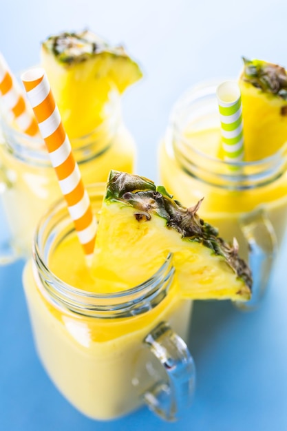 Frullato di mango e ananas fatto in casa con latte di cocco.