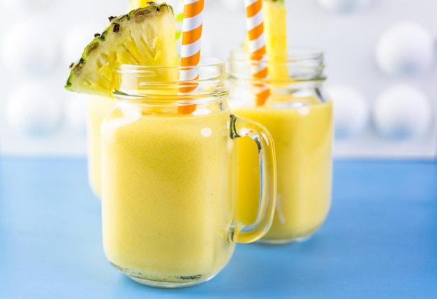 Frullato di mango e ananas fatto in casa con latte di cocco.