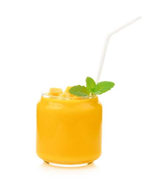 Frullato di mango isolato su bianco.