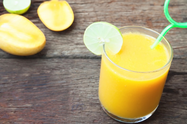 Frullato di mango sul tavolo di legno rustico