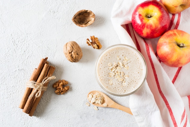 Frullato di mela qatmeal prima colazione salutare su sfondo bianco