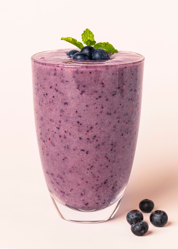 Foto frullato di mirtilli freschi e acai