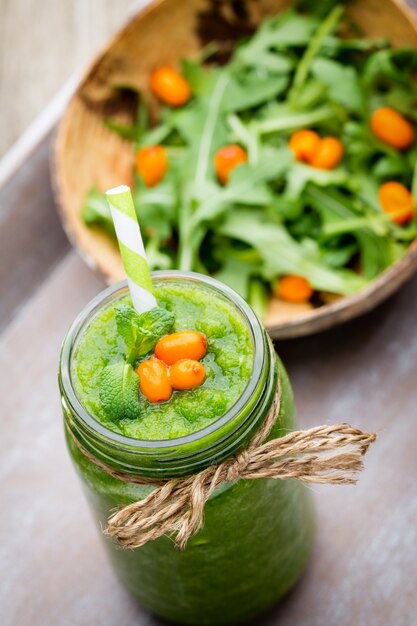 Frullato di rucola, sul tavolo grigio.