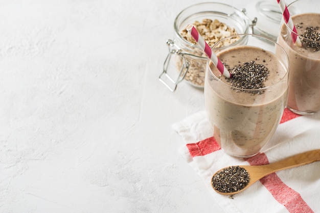 Frullato di sana colazione con semi di chia su bianco