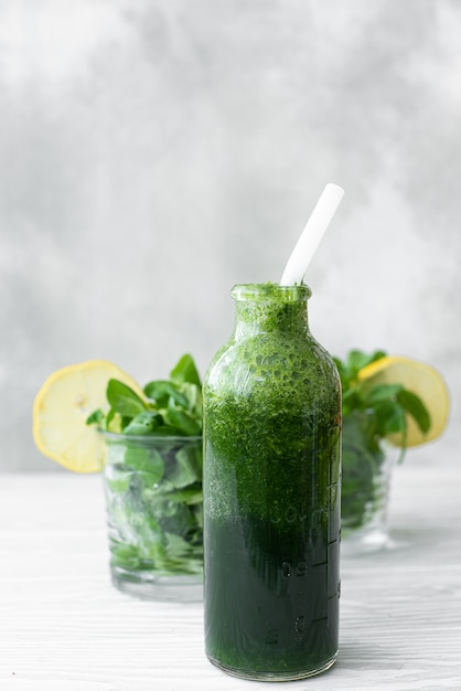 Frullato di spinaci e sedano con limone