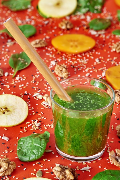 Frullato di spinaci verdi con cannuccia di bambù