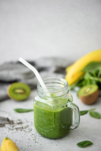 Frullato di spinaci verdi, kiwi e banana con semi di chia