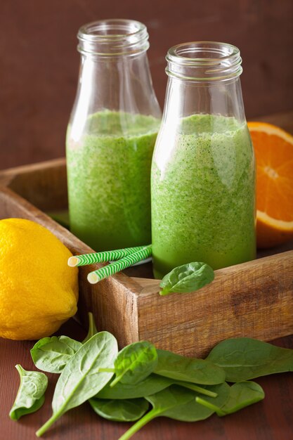 Frullato di spinaci verdi sani con arancia limone