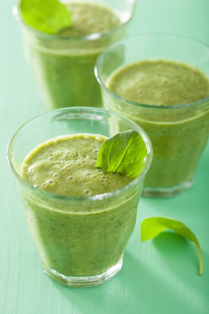 Frullato di spinaci verdi sani con foglie