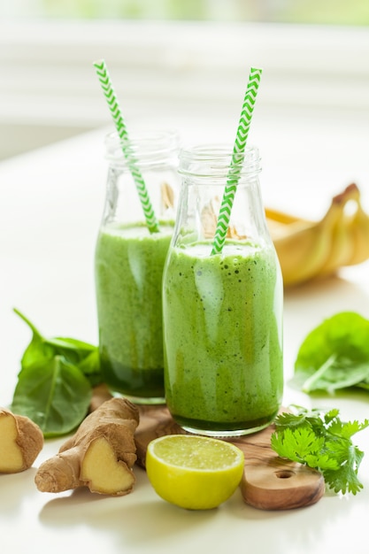 Frullato di spinaci verdi sani con zenzero banana coriandolo e lime