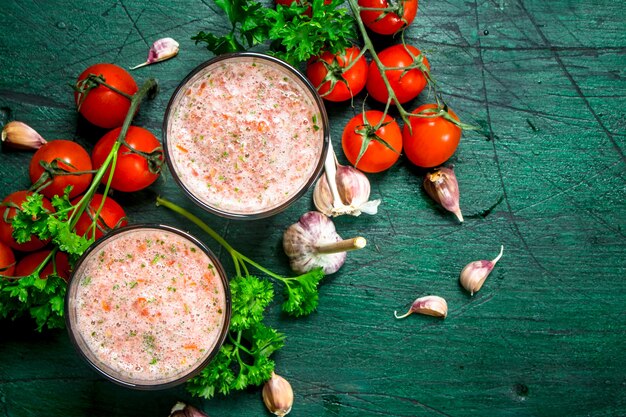 Frullato di verdure con pomodorini alla ciliegia.