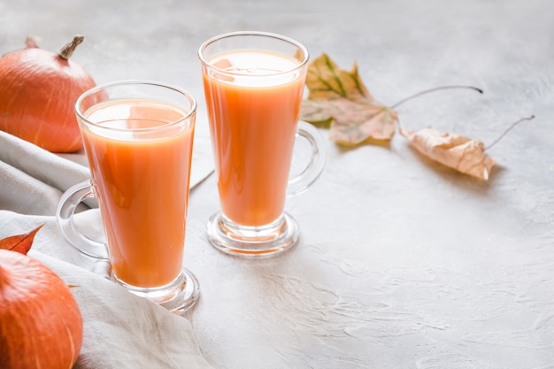 Frullato di zucca fresca o succo di frutta. Autunno, autunno o inverno bevanda calda. Bevanda sana e accogliente.