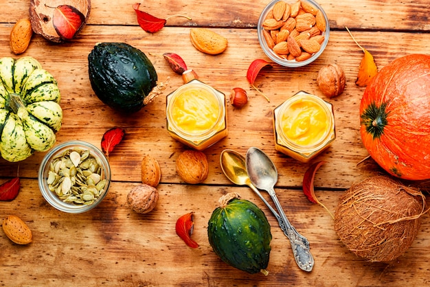 Frullato di zucca sano su fondo di legno rustico. Bevanda di zucca