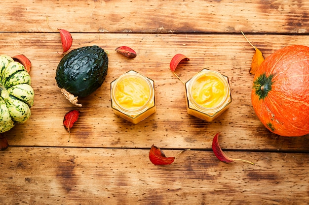 Frullato di zucca sano su fondo di legno rustico