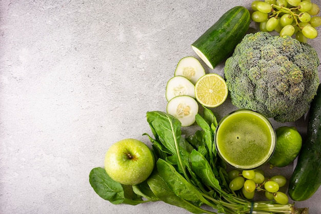 Frullato disintossicante salutare con cetriolo, broccoli, mela verde e uva verde Bevanda disintossicante