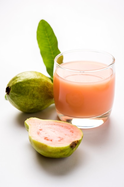 Frullato o succo di guava in vetro, di colore rosso e verde. I nomi indiani di questo frutto sono Amrud, Jaam o Perù. messa a fuoco selettiva