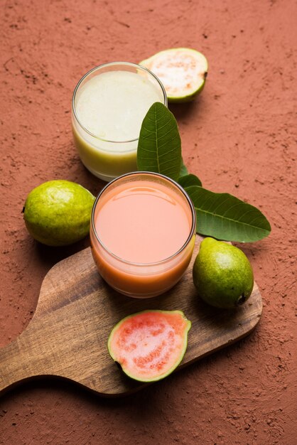 Frullato o succo di guava in vetro, di colore rosso e verde. I nomi indiani di questo frutto sono Amrud, Jaam o Perù. messa a fuoco selettiva