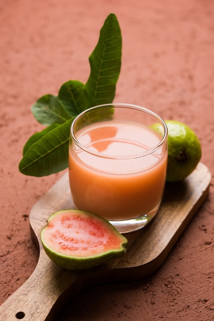 Frullato o succo di guava in vetro, di colore rosso e verde. I nomi indiani di questo frutto sono Amrud, Jaam o Perù. messa a fuoco selettiva