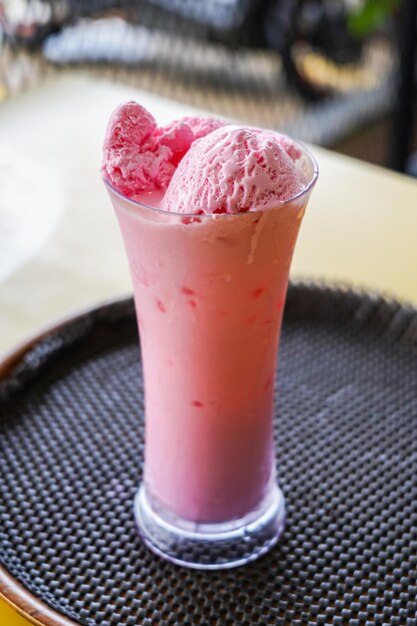 Frullato proteico alla fragola, frappè fresco condito con gelato alla fragola, frullato alla fragola.