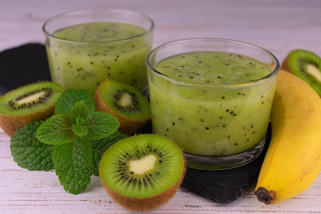 Frullato rinfrescante di kiwi e banana con menta Primo piano