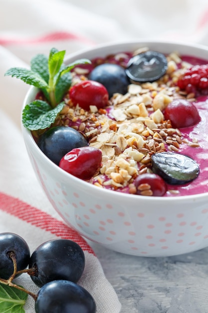 Frullato rosso con barbabietole e uva nera