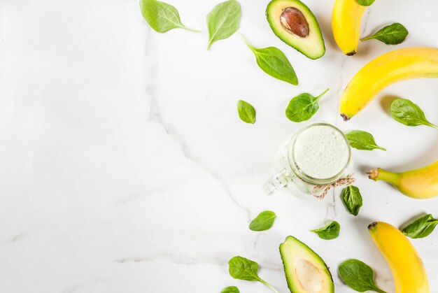 Frullato salutare con banana e spinaci