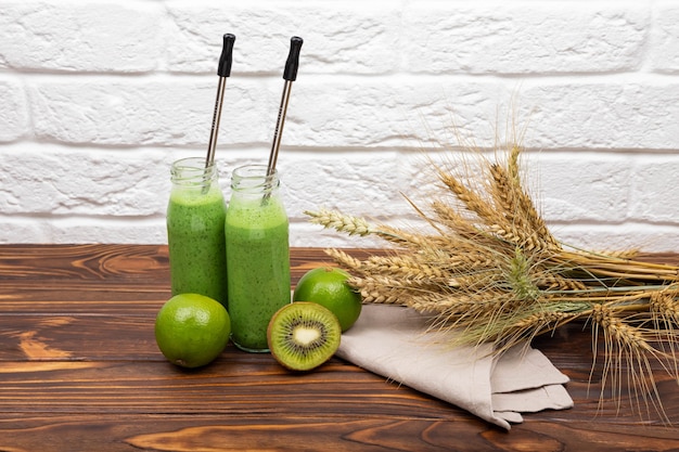 Frullato sano per colazione frullato verde crudo bevanda