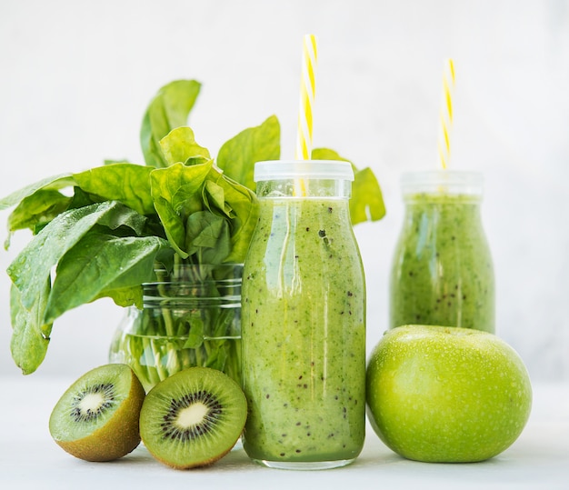 Frullato vegetariano fresco bere in una bottiglia di vetro di frutta e verdura verde. Copia di spazio