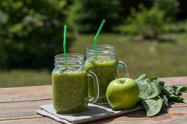 Frullato verde con spinaci, mela, sedano, kiwi, cavolini di Bruxelles, avocado.