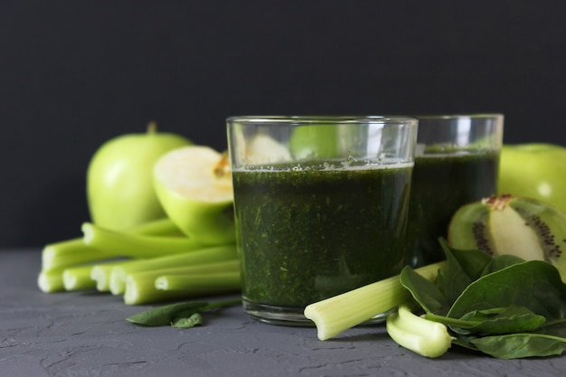 Frullato verde e verdure fresche in tavola per l'organismo detox