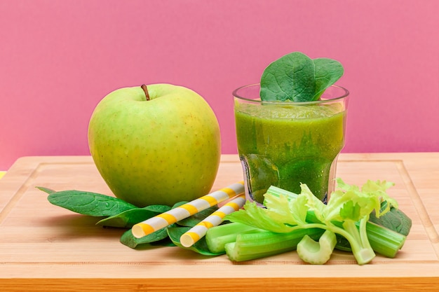 Frullato verde fresco di sedano mela e spinaci in bicchiere di vetro