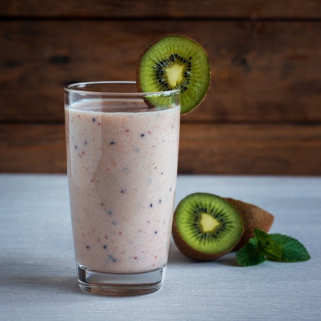 Frullato verde kiwi banana e fragola, alimentazione sana, superfood