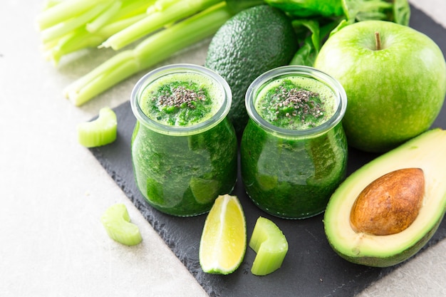 Frullato verde miscelato con ingredienti. Superfood, disintossicazione e concetto sano. messa a fuoco selettiva