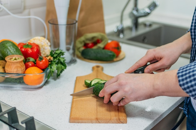 Frullato verde miscelato con ingredienti