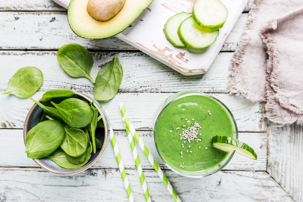 Frullato verde sano con banana avocado spinaci e semi di chia su bianco