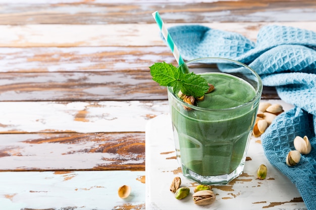 Frullato verde sano con menta e pistacchi