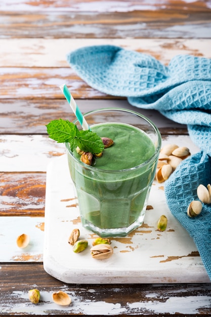 Frullato verde sano con menta e pistacchi