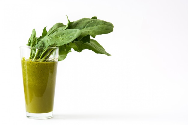 Frullato verde sano della disintossicazione con spinaci, il cetriolo, la calce e le mele su bianco