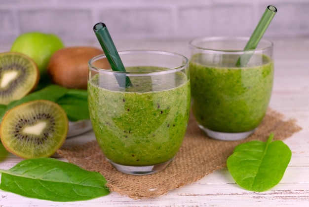 Frullato verde sano in un bicchiere di kiwi, spinaci, avocado, banana e mela Vista dall'alto