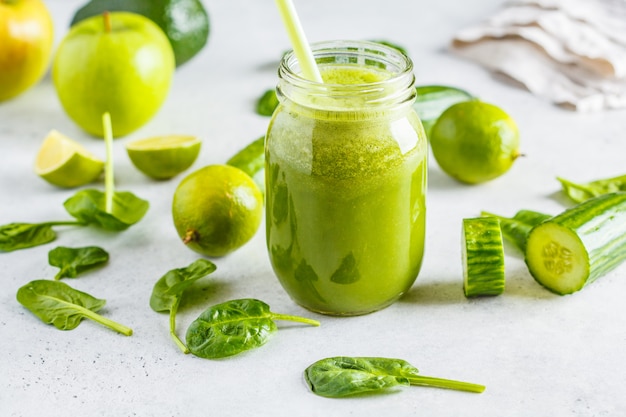 Frullato verde sano (succo) nel vaso.