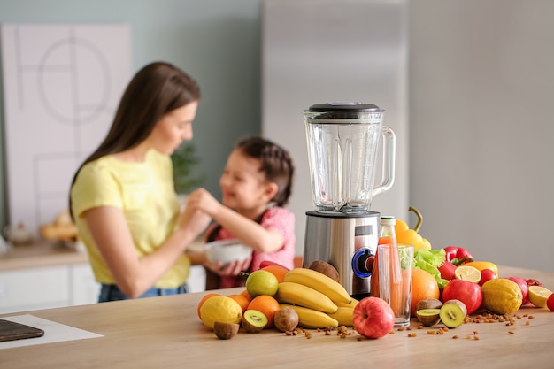 Frullatore e ingredienti per frullato sul tavolo della cucina